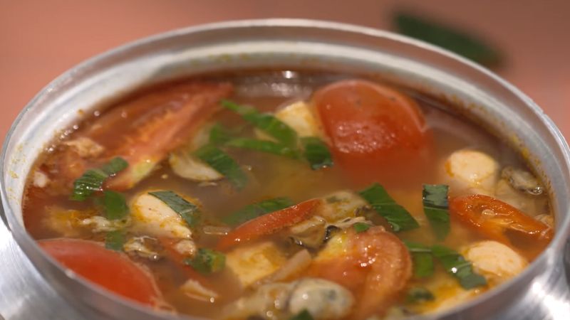 Nước dùng chua cay là đặc trưng cho món canh này Nước dùng chua cay là đặc trưng cho món canh này