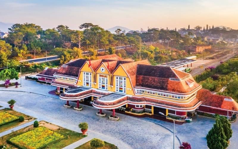 Dấu ấn thời Pháp cổ còn lưu lại, mang đến vẻ hoài niệm và cổ kính giữa lòng Đà Lạt