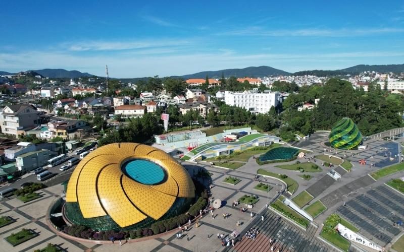 Điểm vui chơi sôi động với biểu tượng hoa Atiso và dã quỳ khổng lồ nổi bật giữa trung tâm