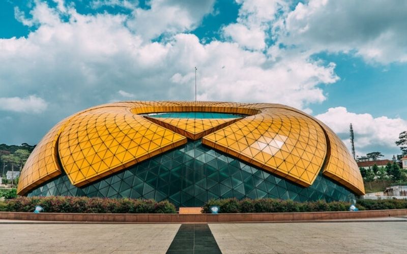 Biểu tượng hiện đại của thành phố với nụ hoa Atiso khổng lồ rực rỡ giữa trung tâm