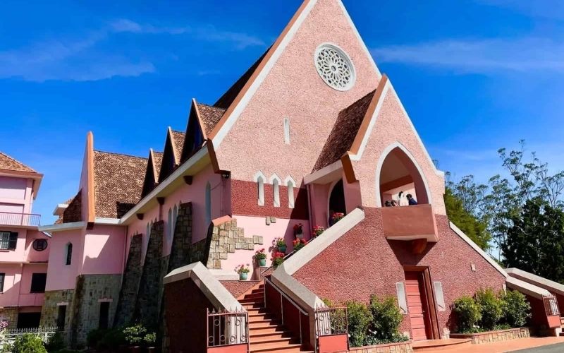 Tòa kiến trúc hồng cổ điển ẩn hiện giữa đồi thông, mang vẻ đẹp vừa trang nghiêm vừa lãng mạn