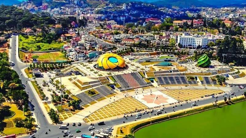 Quảng Trường Lâm Viên có nụ hoa Atiso và hoa Dã Quỳ khổng lồ bên Hồ Xuân Hương