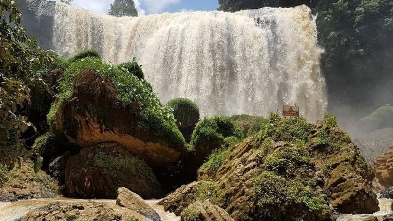 Thác Voi là ngọn thác hoang sơ với dòng nước đổ mạnh tạo âm thanh vang vọng