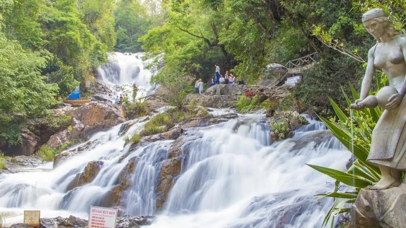 Thác Datanla là ngọn thác hùng vĩ nổi tiếng với cảnh quan thiên nhiên