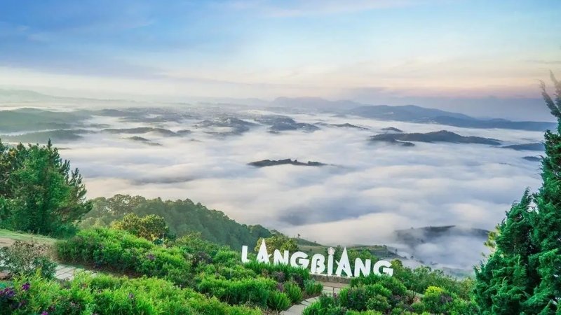 Đỉnh Langbiang là nóc nhà Đà Lạt hùng vĩ