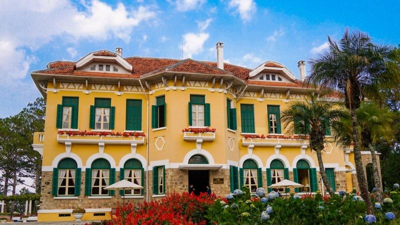 Dinh Bảo Đại là quần thể biệt điện cổ kính mang kiến trúc Pháp