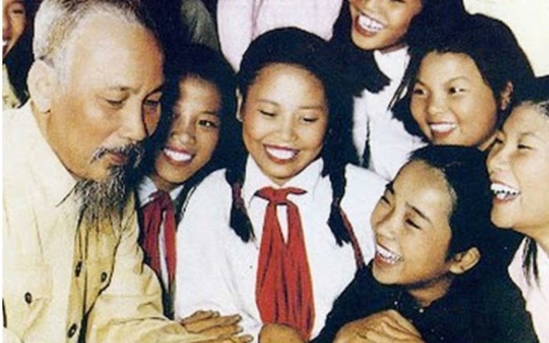 Câu chuyện nhấn mạnh sự quan tâm và giáo dục nhẹ nhàng của Bác Hồ với thiếu nhi