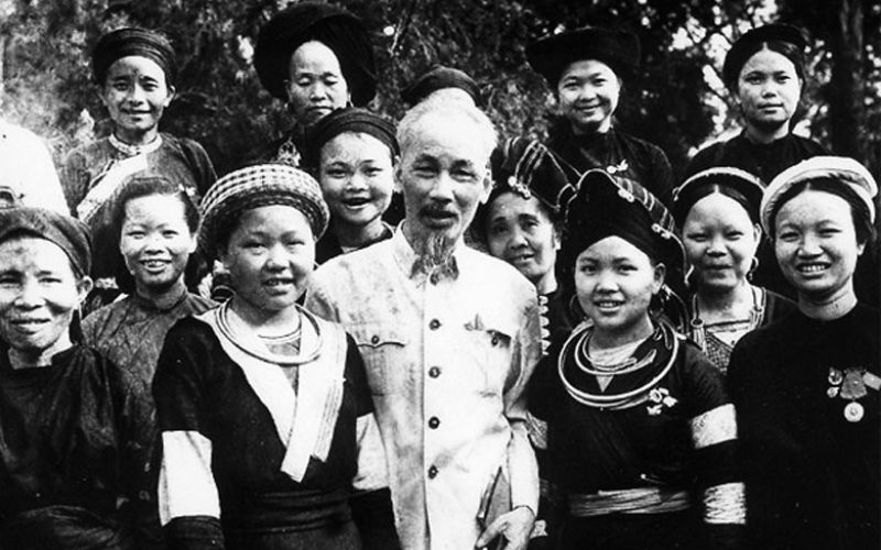 Bác Hồ dành trọn tình thương và khuyên các cháu mồ côi sống ngoan, yêu thương nhau