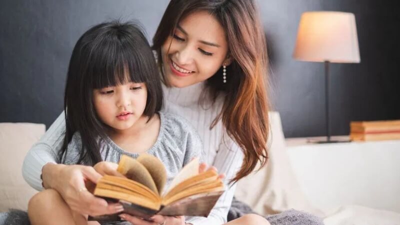 Lợi ích của việc kể chuyện cho bé trước giờ đi ngủ