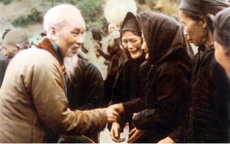 Lòng nhân ái thể hiện qua hành động và sự quan tâm, không chỉ bằng tiền bạc Lòng nhân ái thể hiện qua hành động và sự quan tâm, không chỉ bằng tiền bạc