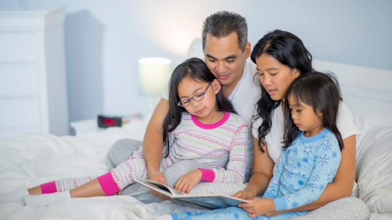 Đọc thơ cho bé chậm rãi, nhẹ nhàng, kết hợp ánh sáng dịu và cử chỉ âu yếm để bé dễ ngủ