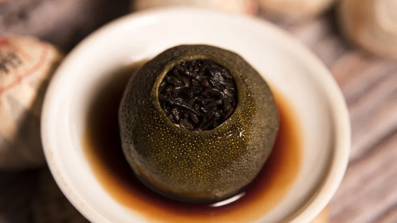 Vị đằm ấm, ngọt sâu của trà phổ nhĩ chín và hương thơm the mát, thanh dịu của vỏ quýt