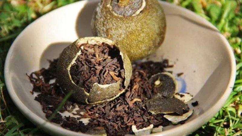 Trà phổ nhĩ quýt còn có tên gọi Tiểu Thanh Cam khi sử dụng vỏ quýt xanh non