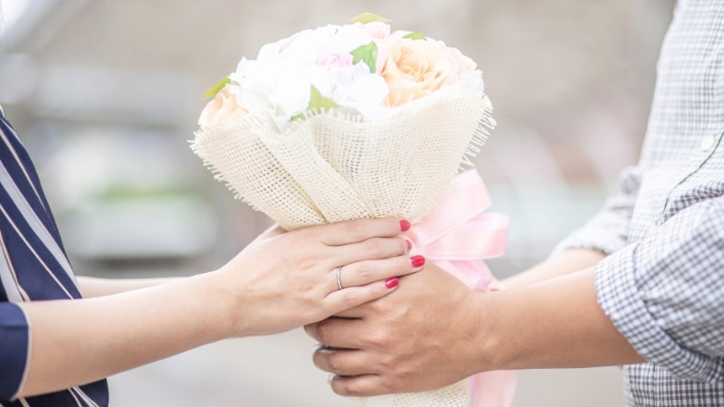 Hoa tươi cùng thiệp viết tay là món quà đơn giản nhưng chứa đựng tình cảm chân thành