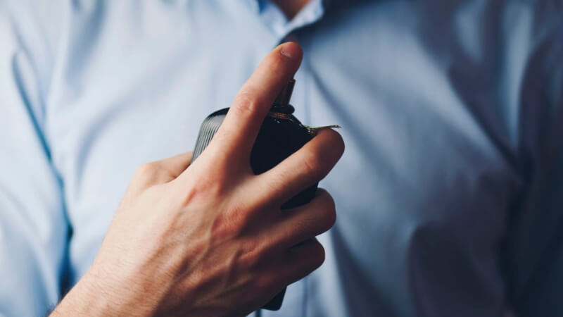 Khử mùi nước hoa trên quần áo