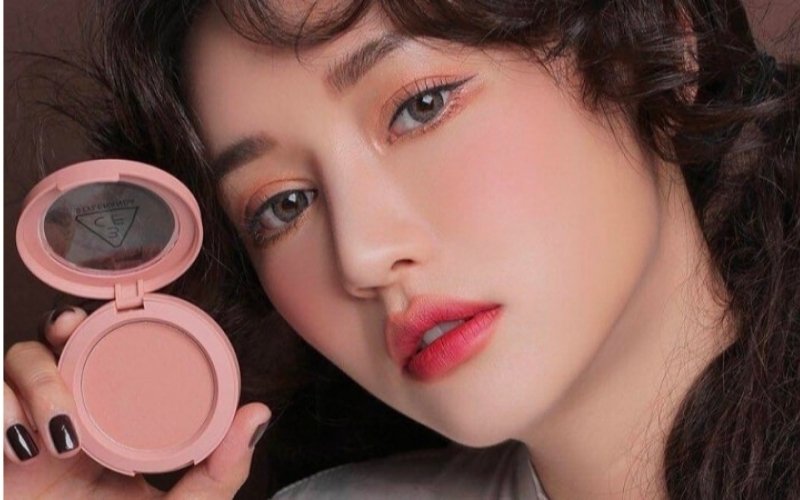 Má hồng giúp gương mặt thêm sức sống và cân bằng tổng thể.