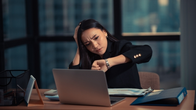 Mỗi sáng đi làm là một lần tôi tự hỏi: Mình đang sống vì đam mê hay vì tiền điện?