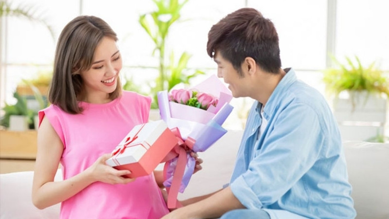 STT khoe quà chồng tặng hài hước STT khoe quà chồng tặng hài hước