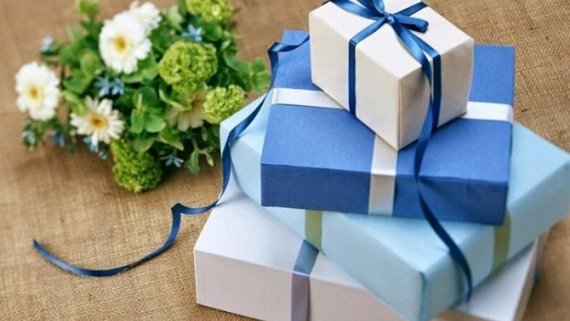 STT khoe quà thể hiện niềm vui, hạnh phúc STT khoe quà thể hiện niềm vui, hạnh phúc