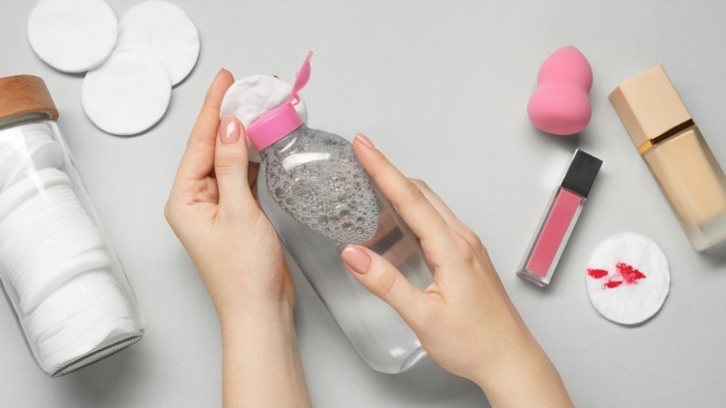 Dùng nước tẩy trang chuyên dụng cho môi hoặc dầu tẩy trang