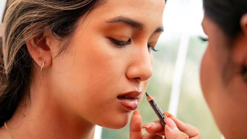 Chì kẻ viền môi là bút trang điểm giúp định hình khuôn môi, ngăn son lem