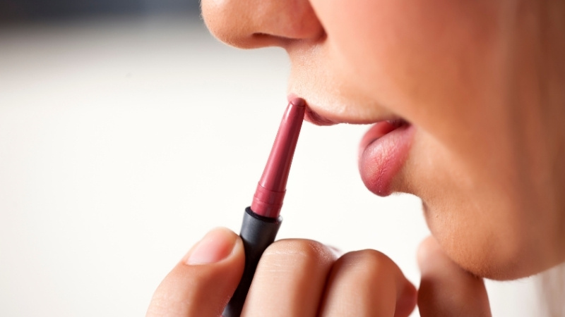 Dưỡng môi, xác định dáng môi, kẻ nhẹ theo viền và tô nhạt bên trong