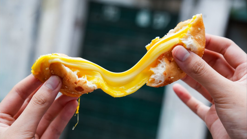 Khéo tay làm món bánh tiêu trứng chảy phô mai hấp dẫn