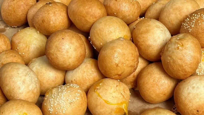 Bánh tiêu trứng chảy phô mai chiên vàng Bánh tiêu trứng chảy phô mai chiên vàng