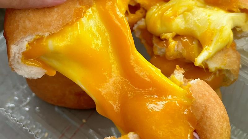 Món bánh tiêu nhân trứng chảy phô mai Món bánh tiêu nhân trứng chảy phô mai