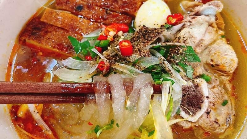 Thưởng thức bánh canh bột lọc Bình Định