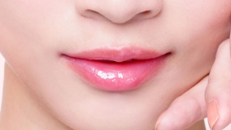 Làm căng môi tự nhiên Làm căng môi tự nhiên