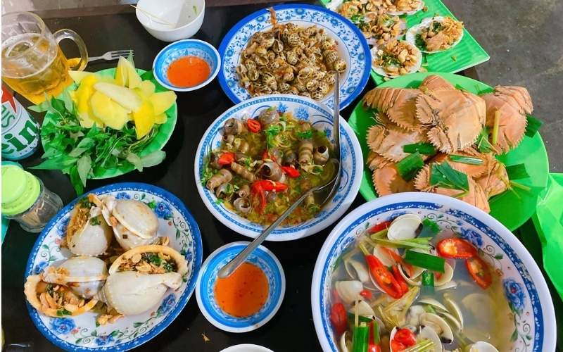 Thực đơn hải sản bình dân mang hương vị gần gũi, dễ chế biến và tiết kiệm