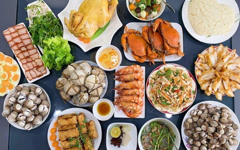 Thực đơn hải sản cho 10 người nên đủ món khai vị, món chính và tráng miệng để bữa ăn trọn vị