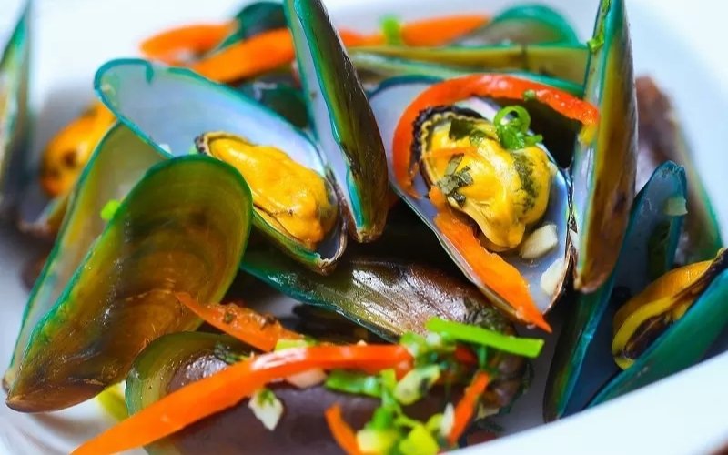 Hơi sả cay nhẹ hòa vị ngọt thanh của vẹm tươi Hơi sả cay nhẹ hòa vị ngọt thanh của vẹm tươi