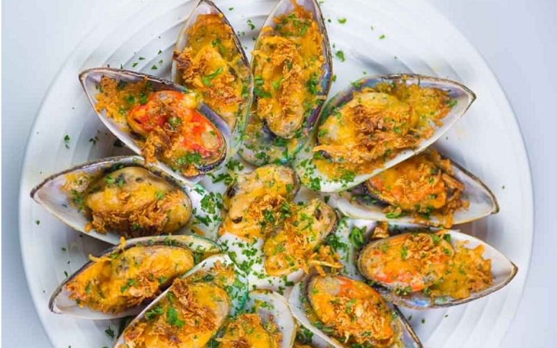 Vị bơ tỏi đậm đà thấm đều vào từng thớ thịt vẹm Vị bơ tỏi đậm đà thấm đều vào từng thớ thịt vẹm