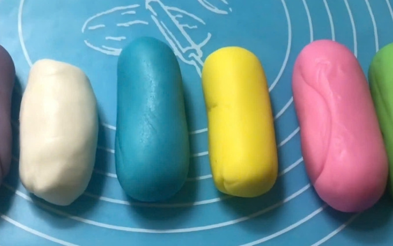 Fondant vừa ăn ngon vừa dùng để tạo hình trang trí cho bánh thêm sinh động Fondant vừa ăn ngon vừa dùng để tạo hình trang trí cho bánh thêm sinh động