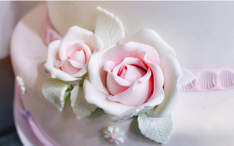 Fondant thường được sử dụng để trang trí bánh cưới, bánh sinh nhật hoặc làm hoa, nơ trên bánh Fondant thường được sử dụng để trang trí bánh cưới, bánh sinh nhật hoặc làm hoa, nơ trên bánh