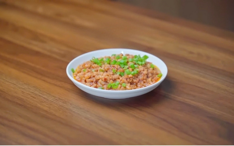 Thịt heo thấm sốt, cay vừa phải, nóng hổi, kích thích vị giác