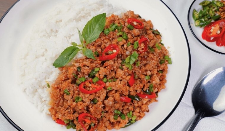 Đói bụng vào bếp làm nhanh cơm thịt xào cay đơn giản, ngon miệng