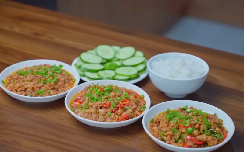 Ăn kèm cơm trắng và dưa leo để món ăn cân bằng, vừa ngon vừa dễ chịu
