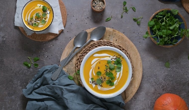 Làm súp bí đỏ thịt gà cho bé yêu ăn dặm ngon miệng, đủ chất