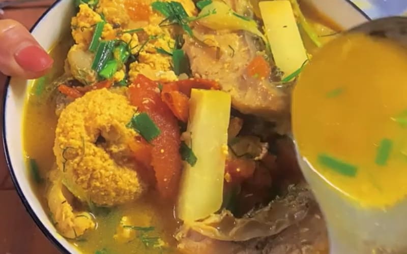 Món canh hoàn thiện đẹp mắt, cá mềm, su hào giòn vừa, nước dùng đậm đà và thơm ngon Món canh hoàn thiện đẹp mắt, cá mềm, su hào giòn vừa, nước dùng đậm đà và thơm ngon