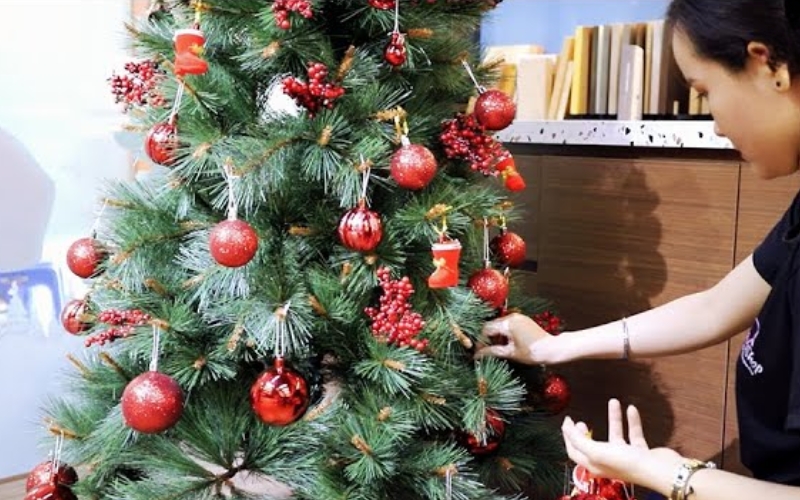Người Việt dọn nhà và trang trí chuẩn bị Giáng sinh. Người Việt dọn nhà và trang trí chuẩn bị Giáng sinh.