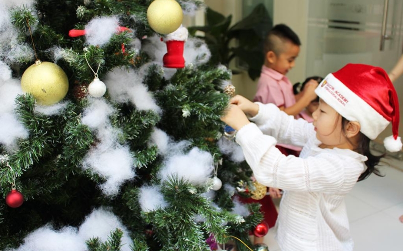 Các gia đình phương Tây thường trang trí cây thông rực rỡ. Các gia đình phương Tây thường trang trí cây thông rực rỡ.
