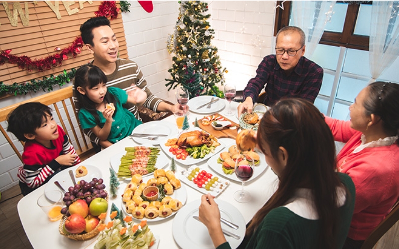 Các thành viên gia đình cùng nhau nấu món truyền thống. Các thành viên gia đình cùng nhau nấu món truyền thống.