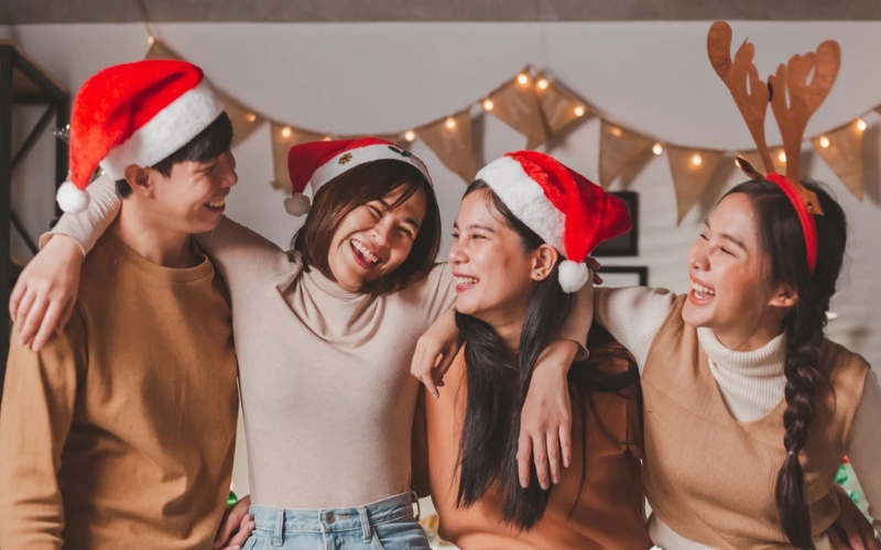 Mọi người tụ họp tổ chức tiệc vui vẻ Giáng sinh. Mọi người tụ họp tổ chức tiệc vui vẻ Giáng sinh.