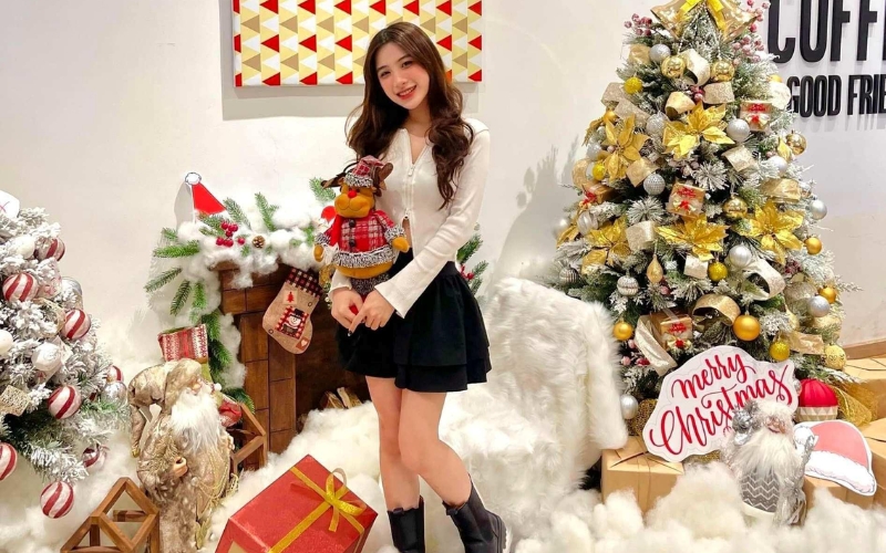 Giới trẻ Việt chụp ảnh và đăng trạng thái mạng xã hội. Giới trẻ Việt chụp ảnh và đăng trạng thái mạng xã hội.