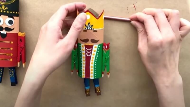 Chú lính chì Noel từ lõi giấy vệ sinh