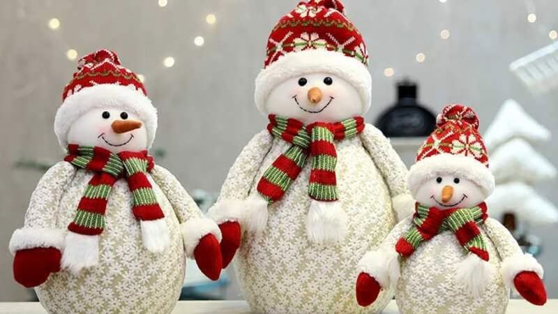 Người tuyết Noel làm từ vớ cũ