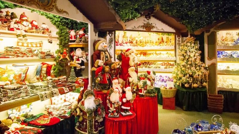 Bạn có thể mua đồ trang trí Noel uy tín tại Lala Shop, Moji, NhanVan.vn hoặc trên các sàn